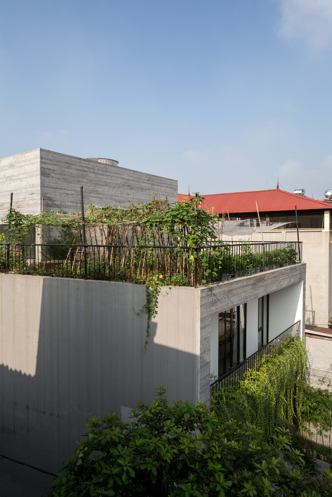 Khu đất xây là một hình nhiều hướng có nhiều góc méo. Đây được xem là bất lợi lớn nhất của nhà phố, đòi hỏi kiến trúc sư phải tận dụng khéo léo sao cho ngôi nhà vừa đầy đủ công năng, vừa xử lý được những góc méo ấy.