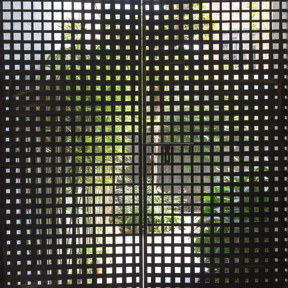 Hệ thống thông gió tự nhiên qua mặt tiền cùng với ba khoảng trống giúp ngôi nhà tiết kiệm rất nhiều năng lượng trong điều kiện khí hậu khắc nghiệt của miền Bắc.