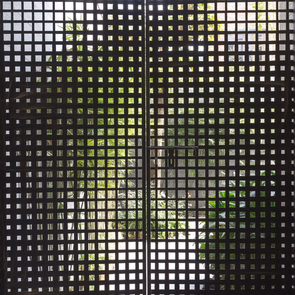 Hệ thống thông gió tự nhiên qua mặt tiền cùng với ba khoảng trống giúp ngôi nhà tiết kiệm rất nhiều năng lượng trong điều kiện khí hậu khắc nghiệt của miền Bắc.