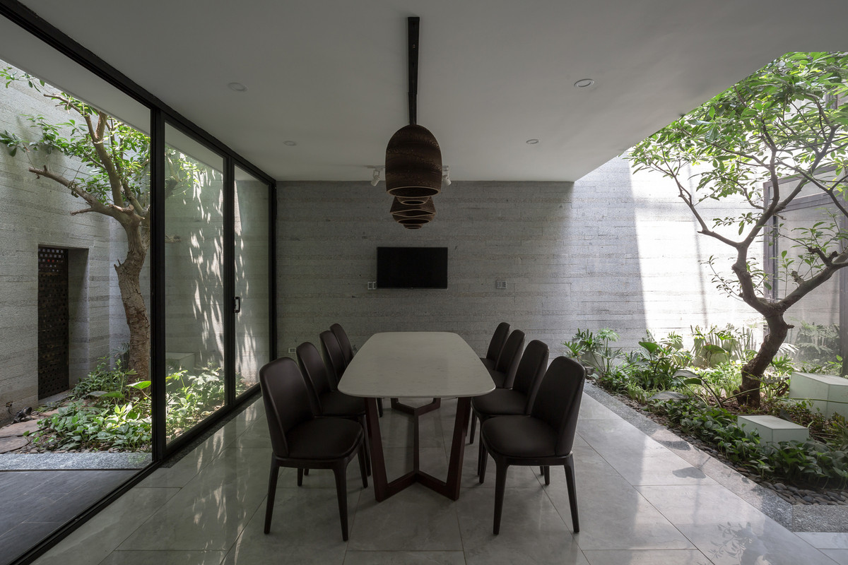 Nằm giữa 2 khoảng thở xanh là khu bếp và bàn ăn. Nguồn ảnh: Hoàng Lê