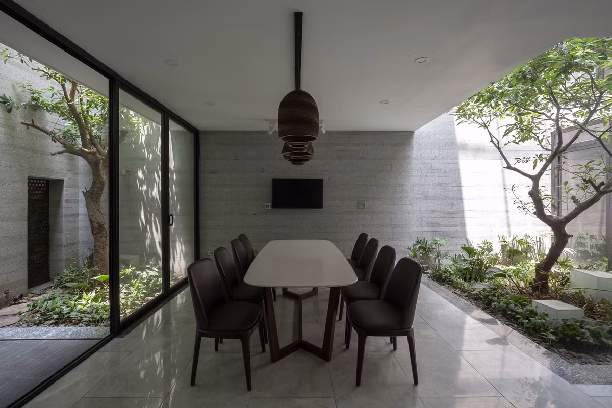 Nằm giữa 2 khoảng thở xanh là khu bếp và bàn ăn. Nguồn ảnh: Hoàng Lê