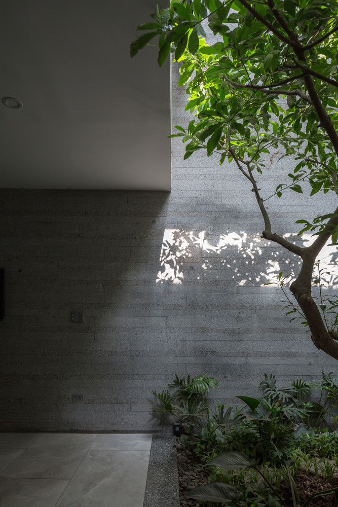 Bức tường được ghép từ đá tạo sự liên hệ với các lớp đá xếp tầng trong tự nhiên.