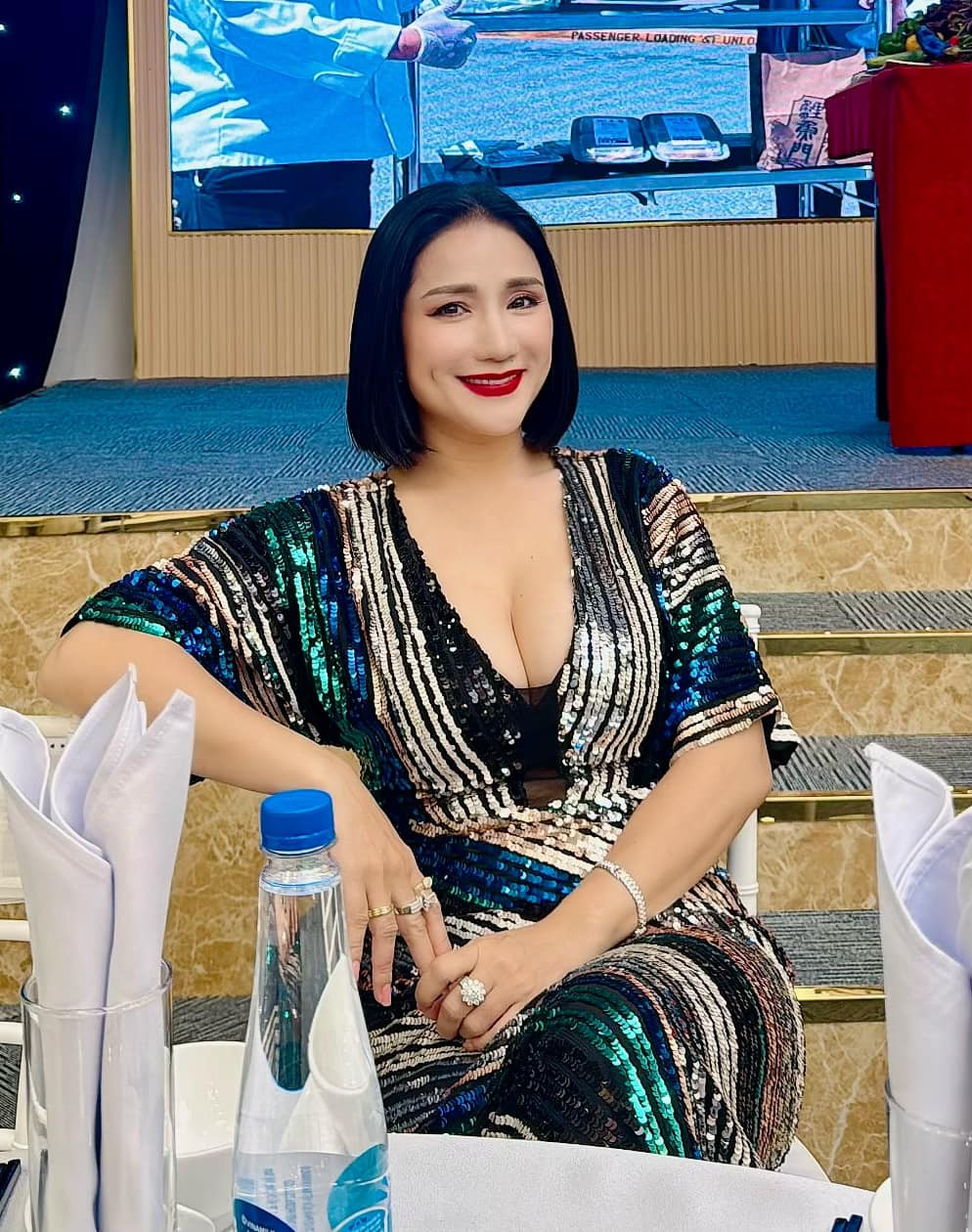 Tham dự một sự kiện mới đây, MC Cát Tường diện đầm dạ hội gợi cảm, khoét ngực sâu khiến không ít khán giả cho rằng nữ MC diện trang phục "phản cảm" không phù hợp với không gian sự kiện. Ảnh: Người đưa tin