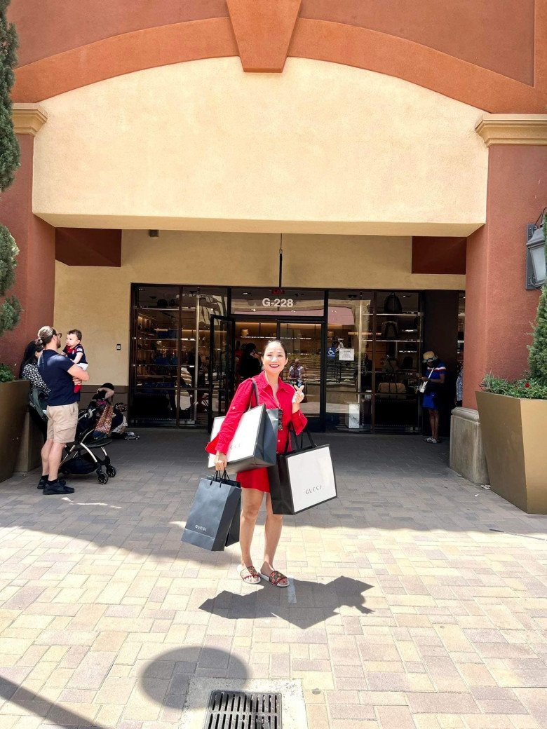 Trên trang cá nhân, MC Cát Tường từng khiến khán giả trầm trồ khi "càn quét" các cửa hàng thời trang xa xỉ ở Mỹ. Ảnh: FBNV