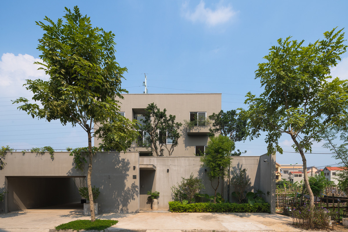 Ninh Bình House nổi bật như một hộp bê tông nguyên khối đơn giản được bao bọc bởi thiên nhiên. Đó là ngôi nhà đơn giản, sử dụng kết cấu bê tông cốt thép rất phổ biến ở Việt Nam nhưng được thiết kế nhằm tạo ra một không gian sống mới, khác biệt và gần gũi hơn với thiên nhiên.