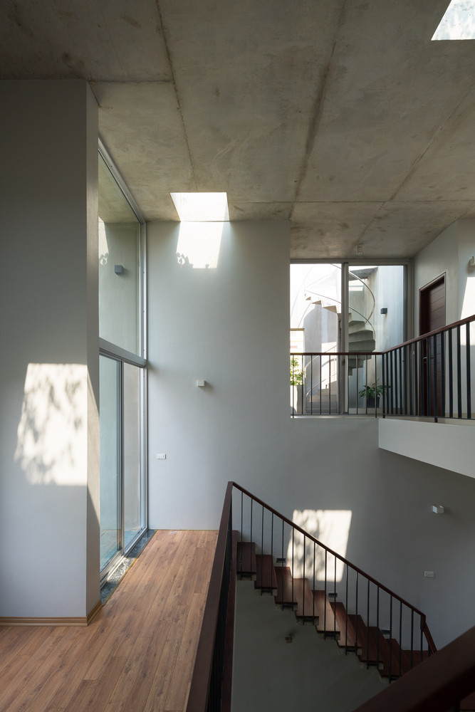 Các lỗ mở trên tường và mái nhà đảm bảo các không gian luôn được chiếu sáng và thông gió tốt nhất.