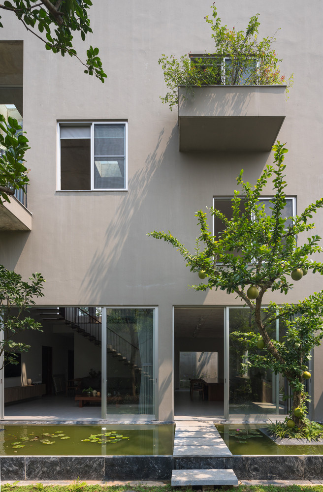 Xung quanh nhà được thiết kế nhiều vị trí trồng cây xanh.