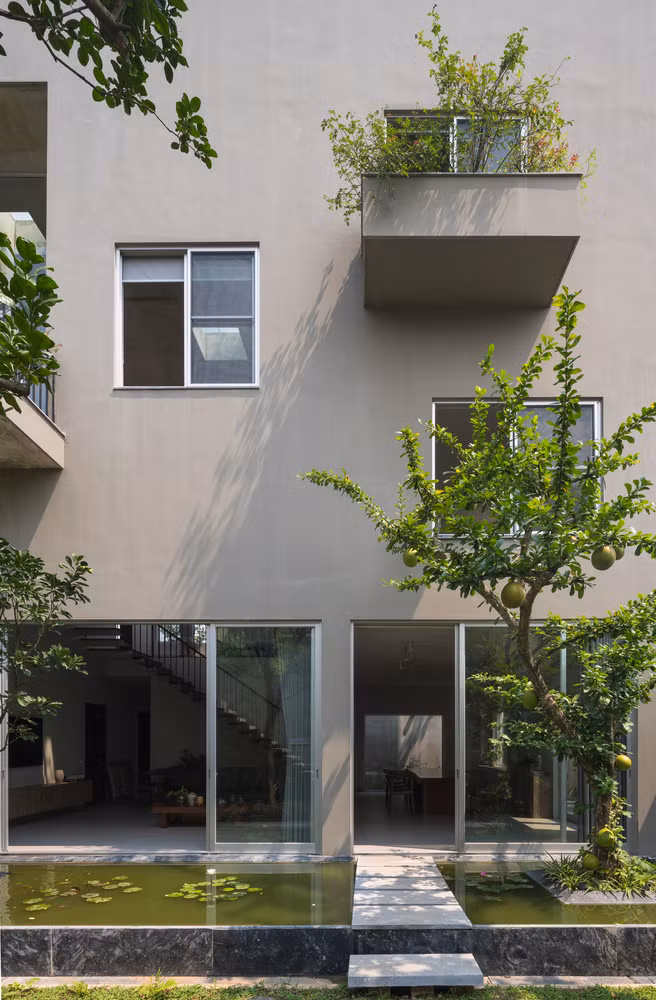 Xung quanh nhà được thiết kế nhiều vị trí trồng cây xanh.