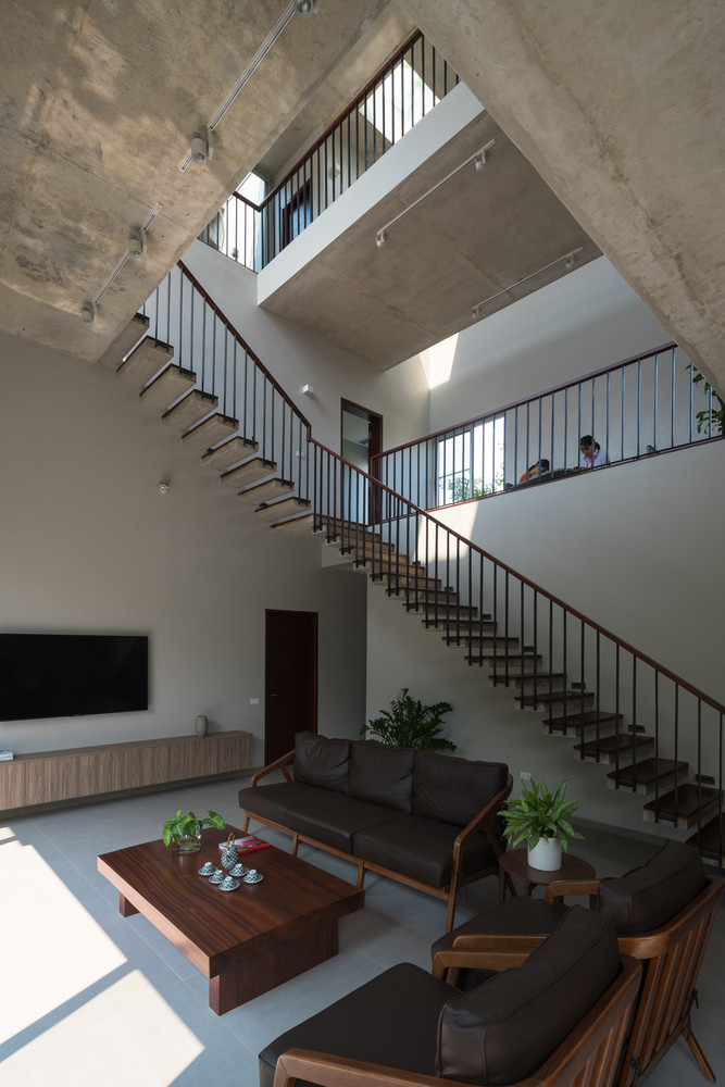 Căn nhà gồm có hai phần, hòa quyện hài hòa với nhau: khối hộp và sân vườn. Khu vườn thoáng đãng rộng rãi phía trước nhà, phía sau bức tường có phần khép kín, riêng tư.