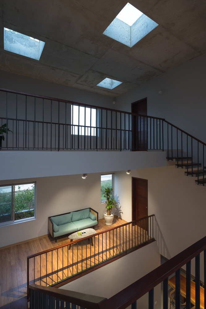 Bước qua khu vườn vào nhà là một không gian rộng lớn. Tất cả các không gian chung đều nằm trong giếng trời ba tầng ở trung tâm tòa nhà.