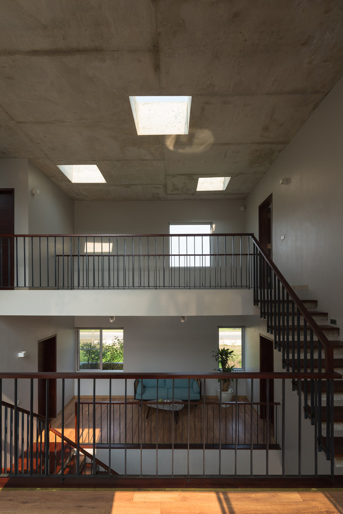 Tầng 3 gồm khu tập thể dục và không gian thờ cúng. Tất cả đều được kết nối bằng cầu thang nổi, đặt ở các hướng khác nhau trong giếng trời.