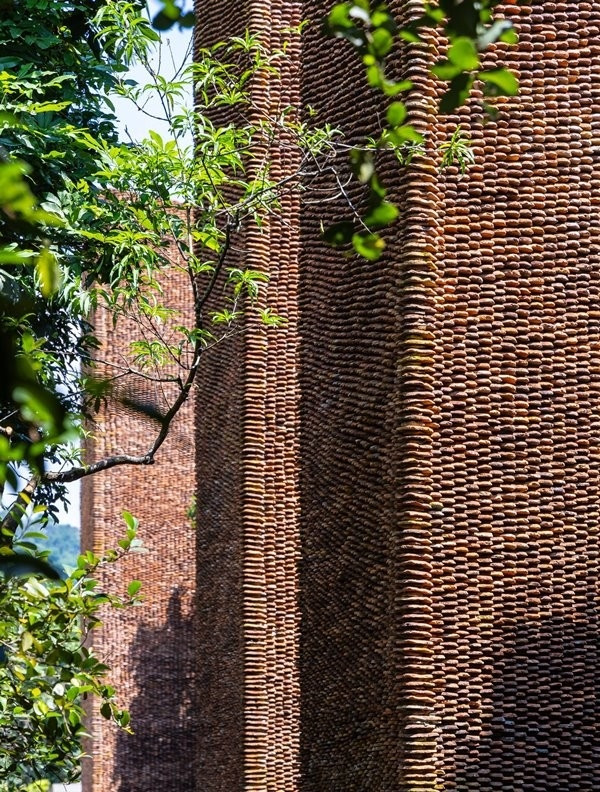 Viết về Bảo tàng Đạo Mẫu của nghệ sĩ Xuân Hinh, tạp chí Domus dành những lời khen ngợi khi gọi đây là "Tính thiêng biểu hiện qua chất liệu trong Bảo tàng thờ mẫu ở Việt Nam".