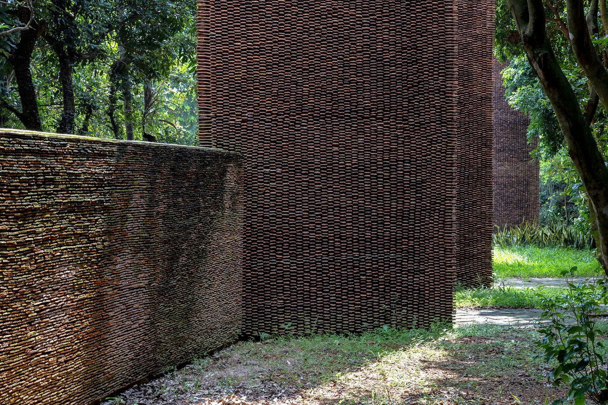 Một số cấu trúc trong vườn cây như cột, cổng vẫn được giữ nguyên bản.