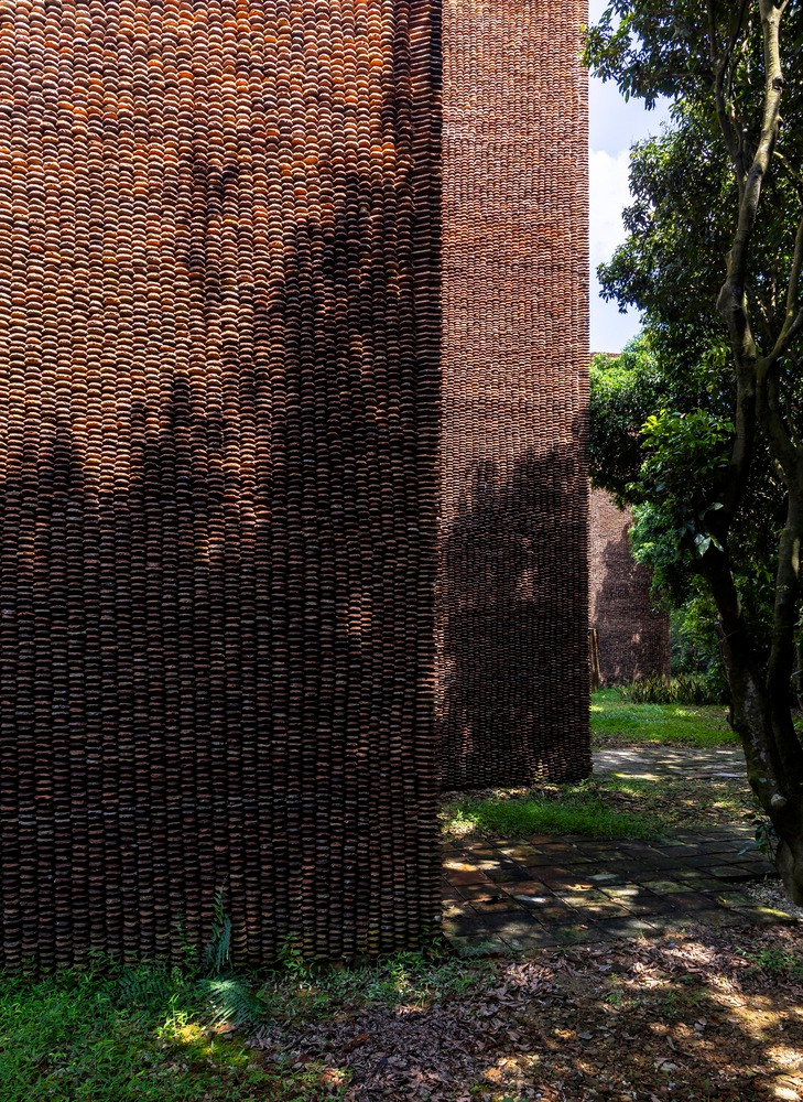 Nghệ sĩ Xuân Hinh cho biết đã sử dụng 5 triệu viên ngói cổ và hàng triệu viên gạch thất cổ mua của 500 nhà dân khắp nước tạo nên công trình.