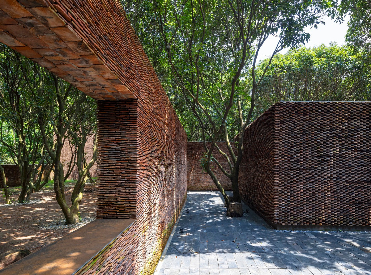 Bảo tàng của nghệ sĩ Xuân Hinh do kiến trúc sư Nguyễn Hà thiết kế, công trình có kiến trúc đương đại, chứa đựng nét văn hóa Việt Nam thông qua việc sử dụng chất liệu truyền thống.