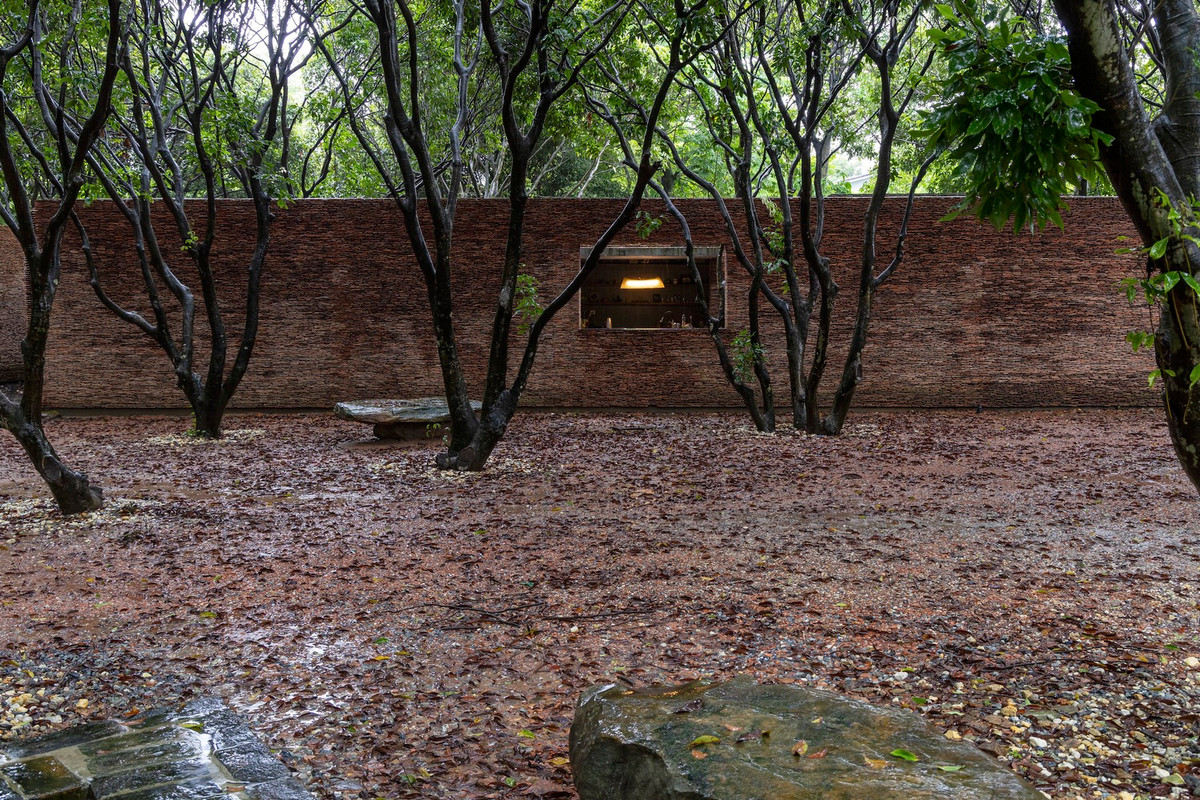 Ẩn mình dưới tán cây xanh mát rượi của một vườn cây ăn quả 50 tuổi nằm giữa một ngôi làng gần thủ đô Hà Nội, bảo tàng trải rộng trên diện tích 5.000m2.