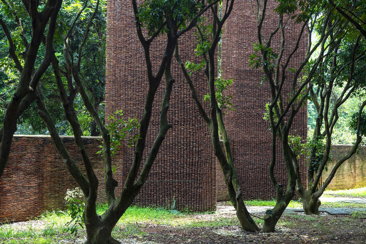 Cơ ngơi của nghệ sĩ Xuân Hinh được thiết kế tích hợp các khu chức năng mới như nhà ở, phòng trưng bày và một nhà bếp xung quanh ngôi nhà cũ, hiện phục vụ như khu vực trưng bày hiện vật.