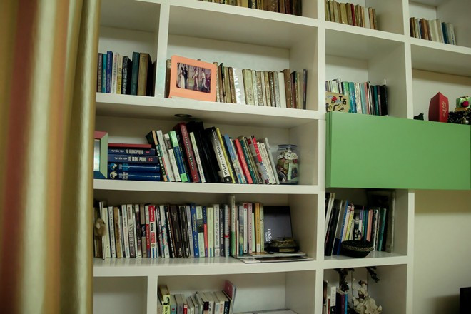 Trong nhà có tủ sách gắn bó với nữ diễn viên từ hồi đại học.