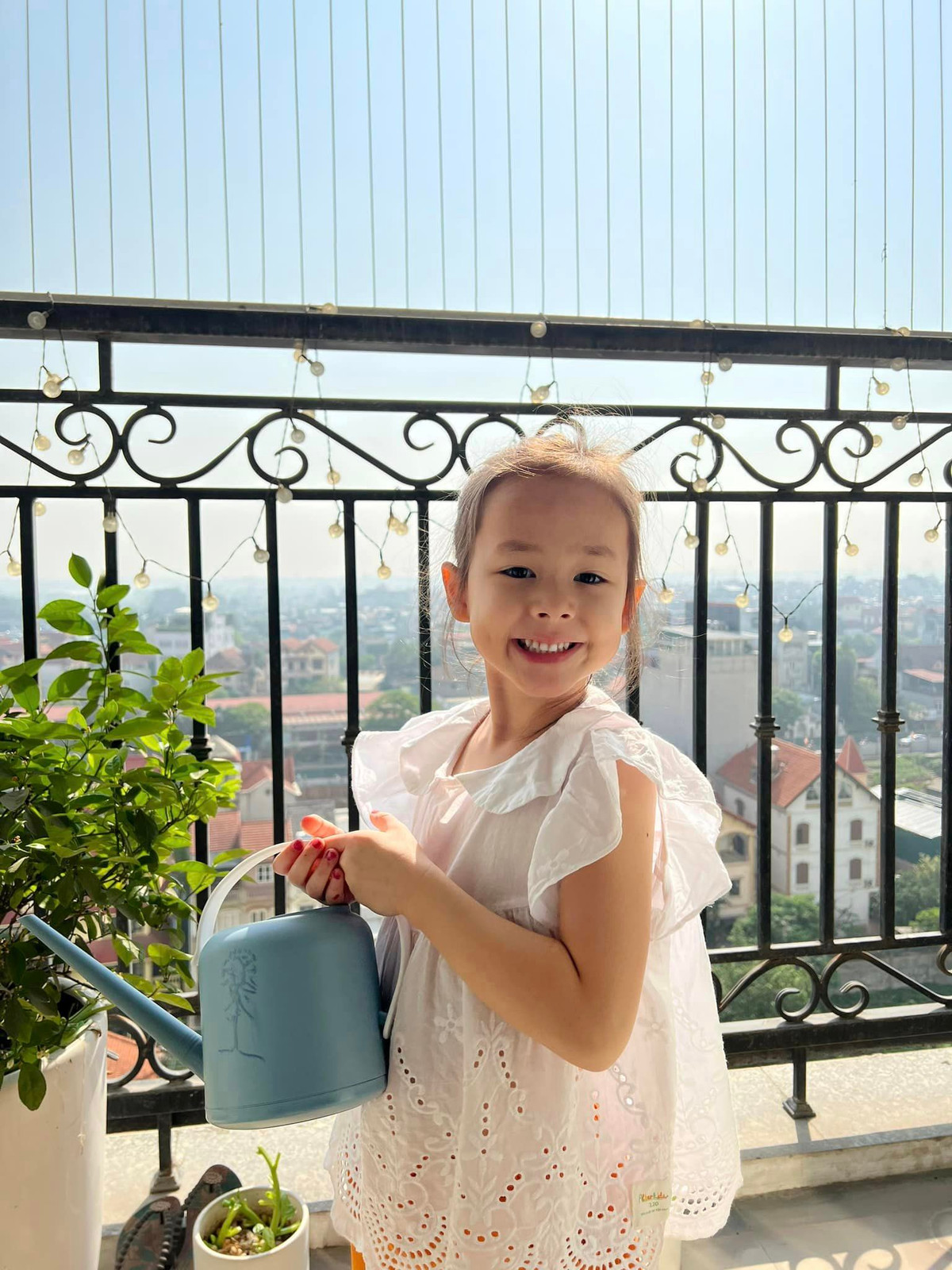 Con gái Lan Phương tập làm nông dân. Nguồn ảnh: FBNV