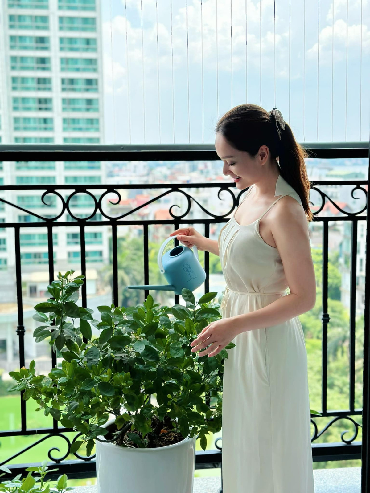 Ban công trồng nhiều cây xanh là không gian thư giãn của nữ diễn viên "Thương ngày nắng về".