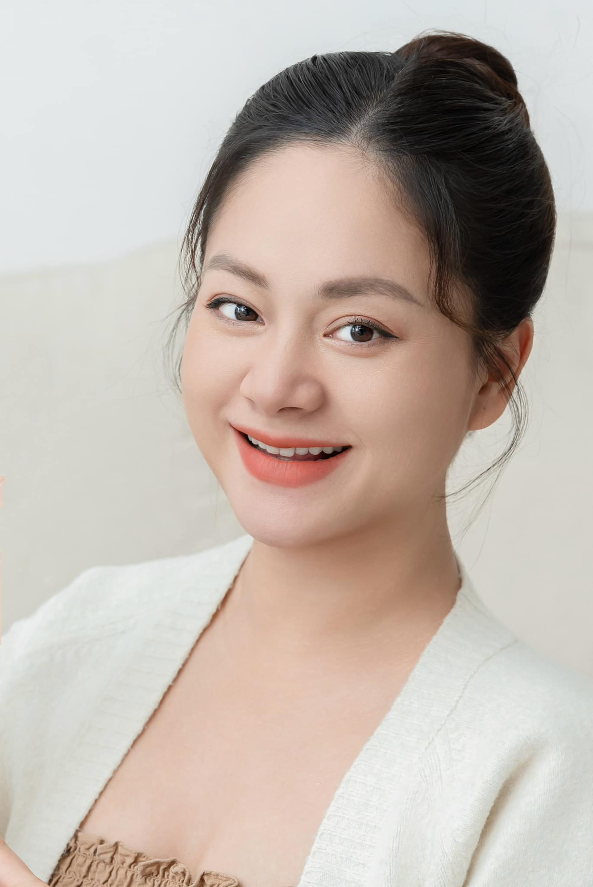 Mới đây, diễn viên Lan Phương thông báo đã hạ sinh con thứ 2. Dưới bài viết, đông đảo người hâm mộ, đồng nghiệp đồng loạt gửi lời chúc mừng đến vợ chồng Lan Phương.