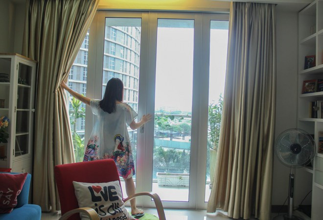Từ căn hộ có thể nhìn xuống bể bơi và ngắm các tòa nhà chọc trời.