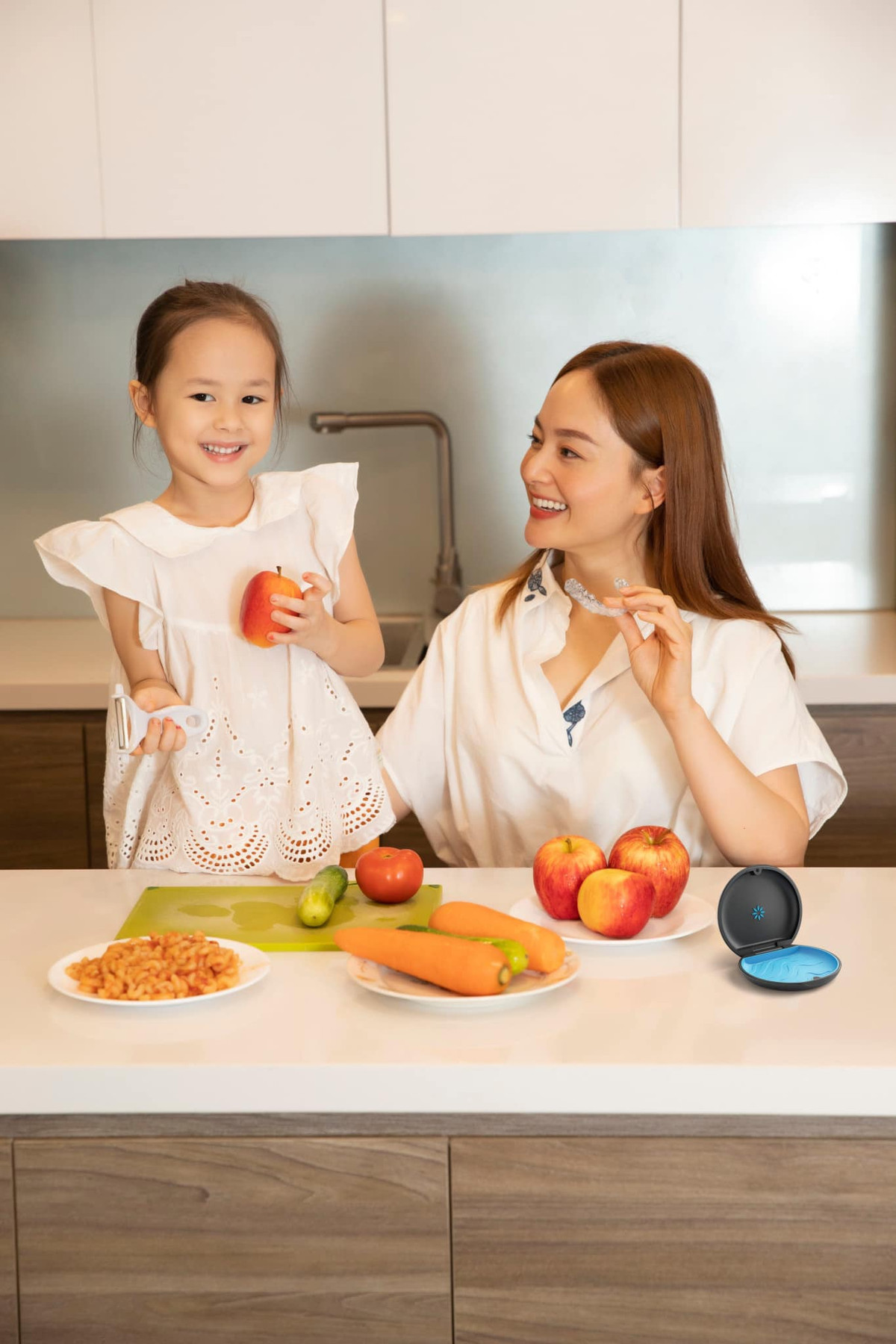 Phòng bếp bày trí gọn gàng với nhiều thiết bị hiện đại.