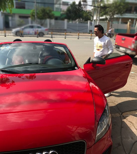 Trước khi sang Mỹ định cư, danh hài Bảo Chung đã tậu 52 xế hộp đến từ các thương hiệu nổi tiếng. Trong đó có chiếc Ferrari F430 mui trần, mua ở nước ngoài. Tại thời điểm ra mắt vào năm 2007, Ferrari F430 Spider có mức giá lên đến 220.000 USD. Ảnh: Baodautu