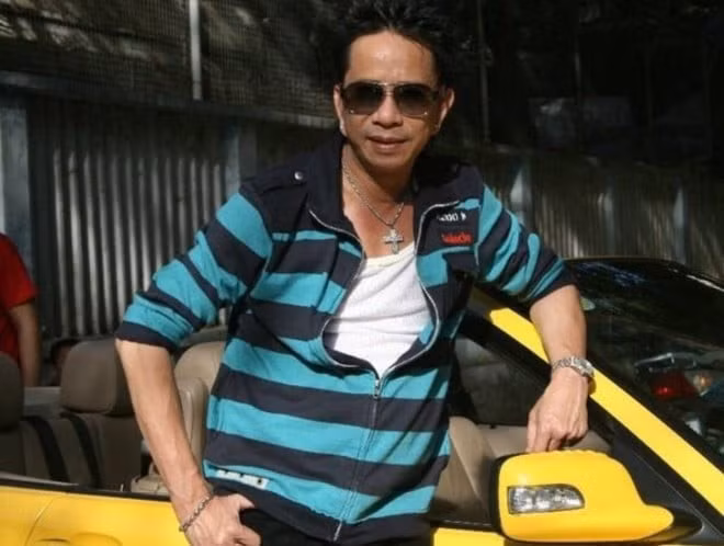 Bên cạnh đó, Lexus IS 250C cũng là một trong những siêu xe nam nghệ sĩ U70 yêu thích, di chuyển thường xuyên. Ảnh: Nguoiquansat