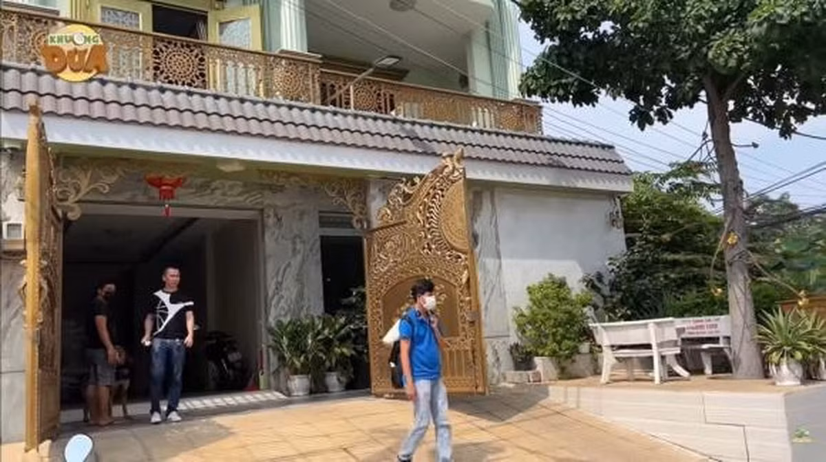 Ngoài ra, danh hài Bảo Chung còn sở hữu căn biệt thự 100m2 giá vài chục tỷ đồng ở quận 8 (TP HCM). Ảnh: Youtube
