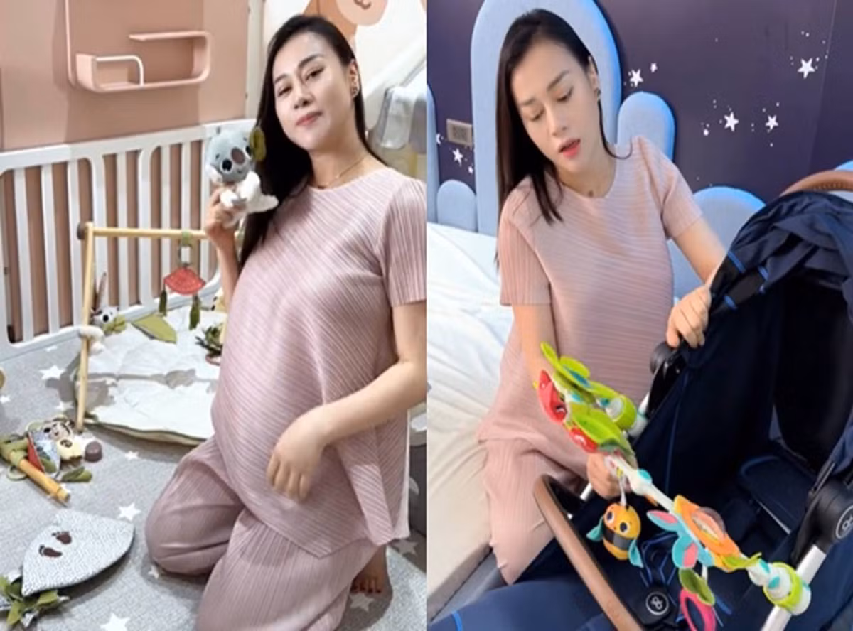 Toàn bộ 1 mảng tường được mẹ bỉm làm thành không gian du hành vũ trụ cho 2 nhóc tì. Hệ cửa sổ rộng đảm bảo căn phòng nhận được đầy đủ ánh sáng tự nhiên.