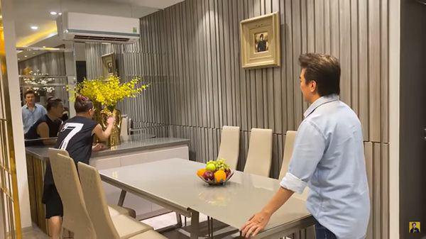 Đặc biệt, Mr Đàm đã chơi lớn khi mua 2 căn liền nhau rồi sửa thành một căn hộ rộng lớn.