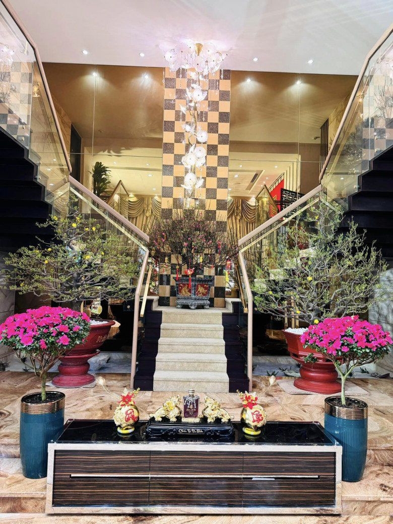 Mỗi dịp lễ Tết, Mr Đàm mạnh tay chi tiền để trang hoàng căn biệt thự thêm lung linh, hoành tráng.