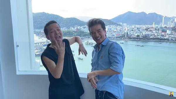 Căn nhà có vị trí đẹp, view biển, đi bộ mấy bước là tới bãi biển tắm.