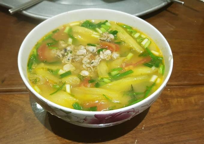 Sau này, dọc mùng trở thành loại rau được ưa chuộng trong các bữa ăn của người dân Việt Nam. Dọc mùng dùng để nấu canh cá chua, muối dưa, nhúng lẩu... Ảnh: Facebook