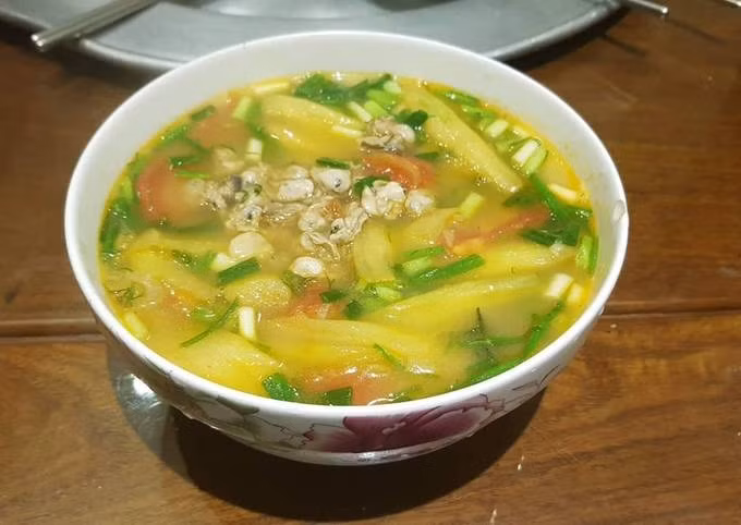 Sau này, dọc mùng trở thành loại rau được ưa chuộng trong các bữa ăn của người dân Việt Nam. Dọc mùng dùng để nấu canh cá chua, muối dưa, nhúng lẩu... Ảnh: Facebook