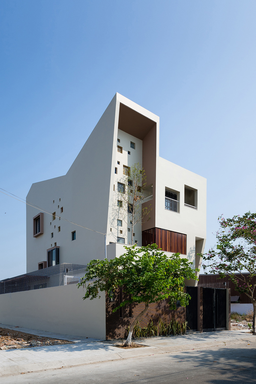 Tọa lạc tại khu đô thị mới Thạnh Mỹ Lợi (TP HCM), ngôi nhà được thiết kế cho một cặp vợ chồng và hai con nhỏ.