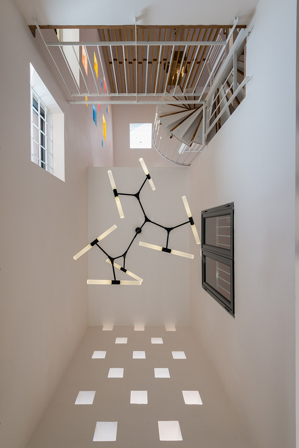 Về đêm, ngôi nhà lung linh dưới ánh đèn vàng xuyên qua lớp gạch kính tạo nên bầu không khí ấm áp cho cả khu phố. Đây cũng là một trong những điều ấn tượng nhất ở dự án này.