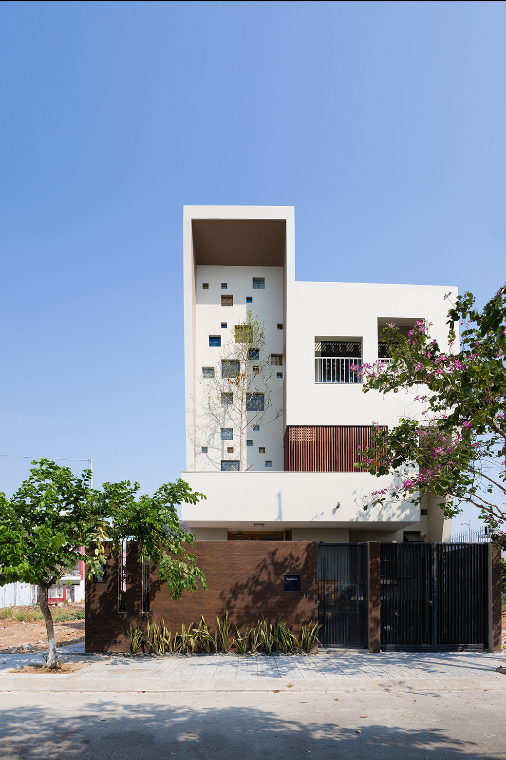 Điểm nhấn nổi bật của ngôi nhà là những ô cửa kính đầy màu sắc với nhiều kích thước từ bé đến lớn để tạo ra hiệu ứng thị giác đặc biệt.