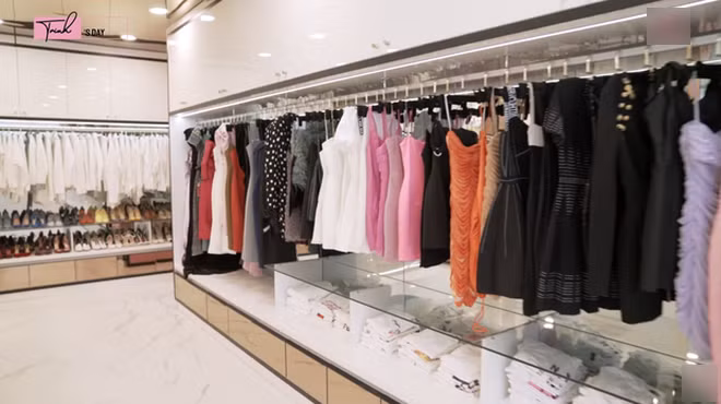 Phòng chứa đồ hàng hiệu của Ngọc Trinh giống như một showroom trưng bày. Ảnh chụp màn hình