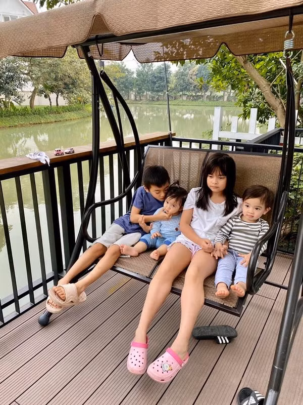 Phía sau nhà là view nhìn ra sông thoáng mát.