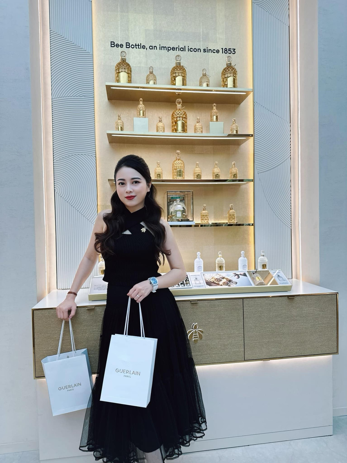 Hằng Túi tên thật là Nguyễn Bích Hằng, sinh năm 1987. Hằng Túi nổi tiếng là “bà trùm kinh doanh” cũng như sở hữu nhiều túi hiệu. Bà mẹ 6 con cũng sở hữu nhiều bất động sản giá trị.