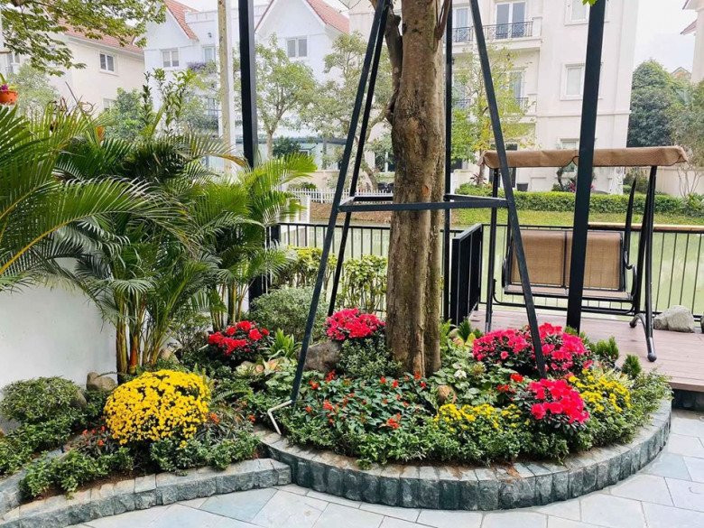 Bên ngoài là không gian thoáng đãng, nhiều hoa và cây cảnh.