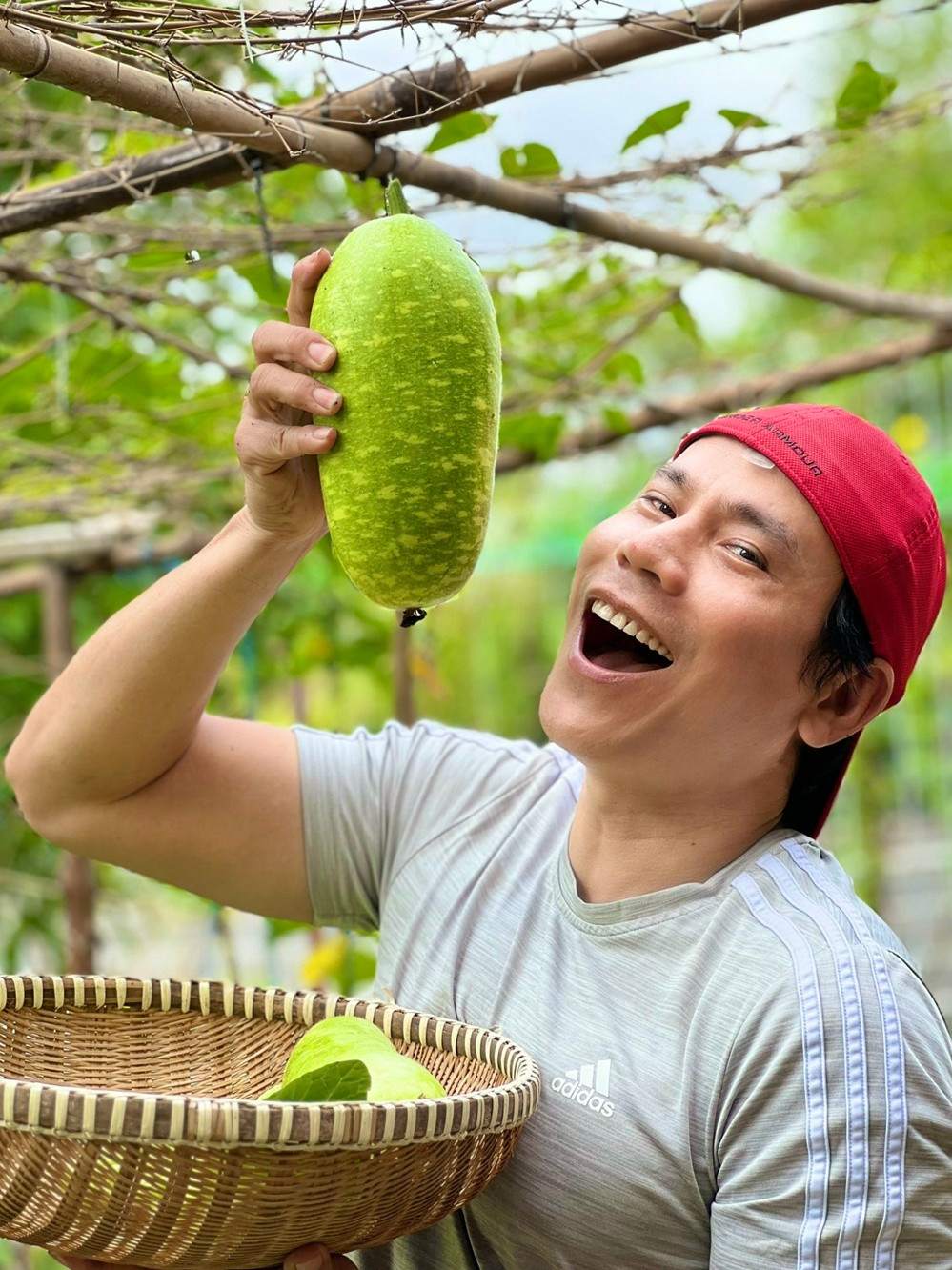 Trí Quang còn tự làm giàn bầu, giàn mướp bằng các vật liệu đơn giản sẵn có. Ảnh: Ngoisao