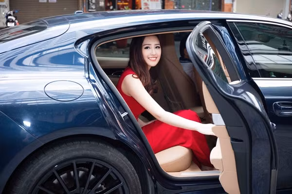 Từ lâu, Mai Phương Thúy cũng đã tự tậu cho mình xế hộp.