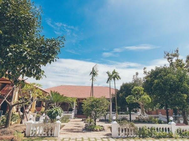 Lý Nhã Kỳ cho biết, xây biệt phủ trước tiên để thờ cúng ông bà tổ tiên. Sau là nơi cả gia đình nghỉ ngơi, thư giãn cuối tuần.Ảnh: Dân Việt