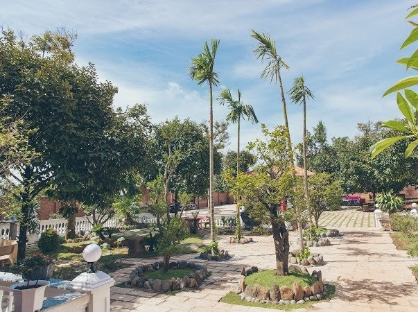 Toàn cảnh khu vườn ngập cây xanh trong biệt phủ 10.000m2 của Lý Nhã Kỳ. Dân Việt