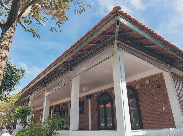 Hàng ngày, nhiều công nhân được thuê chăm sóc vườn cây và dọn dẹp vệ sinh trong ngôi nhà. Ảnh: Dân Việt