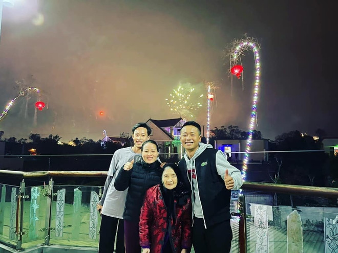 Từ sân thượng nhà Quang Linh Vlogs có thể ngắm trọn cả vùng quê. Nguồn ảnh: FBNV, chụp màn hình