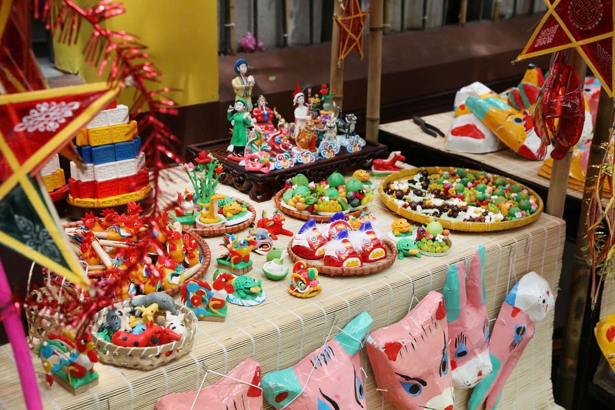 Để có những dẫy phố đèn lồng và toàn bộ không gian sân vườn, biệt thự ngập tràn sắc đỏ của các loại đèn trung thu cùng các gian hàng đồ chơi trung thu truyền thống, Quán ăn Ngon 18 Phan Bội Châu đã phải đặt hàng các nghệ nhân, làng nghề làm riêng từ 3 tháng trước. Cả trăm người đã tập trung làm tăng ca ngày đêm trong suốt 1 tuần để có một không gian tràn ngập không khí của trung thu.